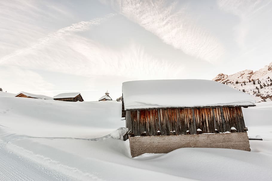 photo of shed covered with snow, brown wooden house covered with snow HD wallpaper