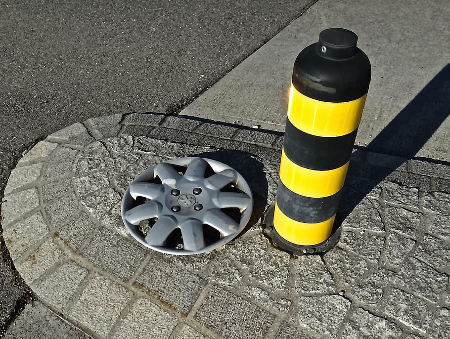 traffic divider, yellow, black, pillar, signal tower, wheel cover HD wallpaper