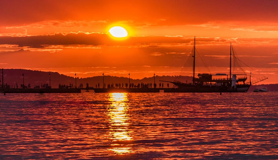 sunshine, sunlight, sunset, sunrise, reflection, ship, people HD wallpaper