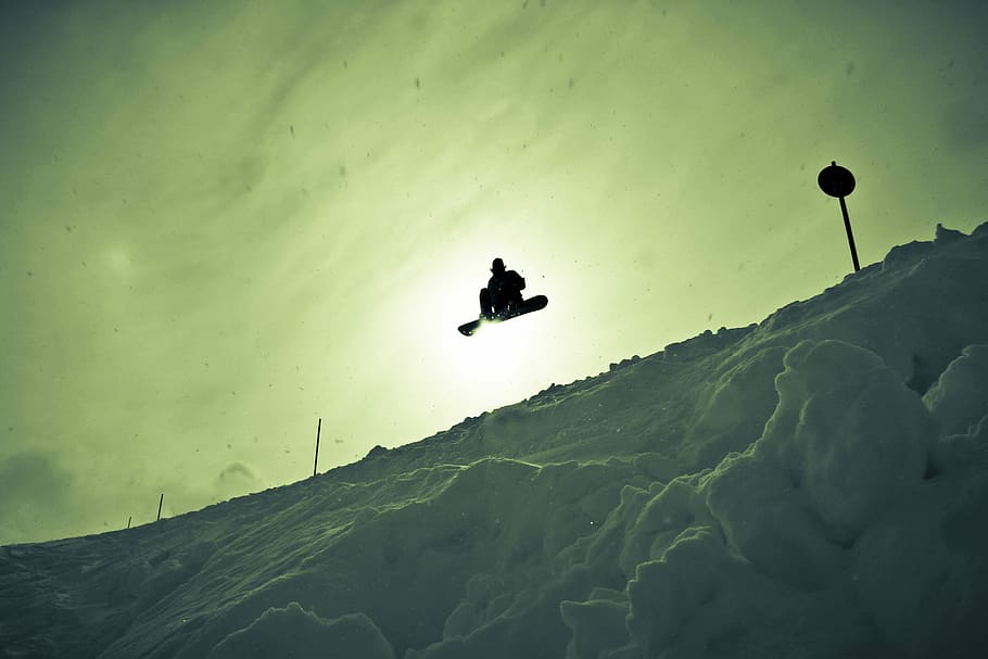 silhouette photography of man creating snowboard stunt, skier doing tricks HD wallpaper