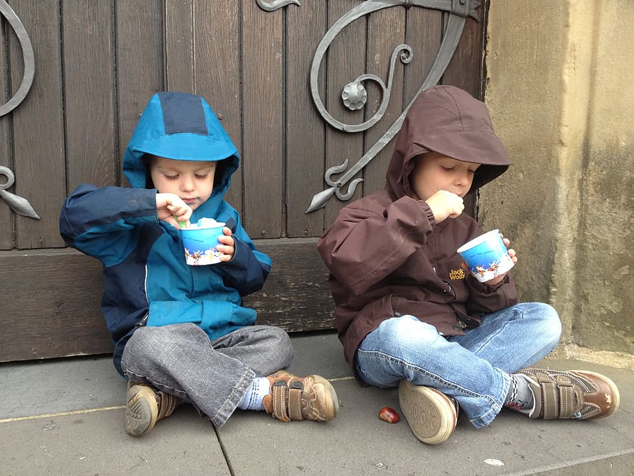 two toddlers eating ice cream sitting on the floor, children HD wallpaper