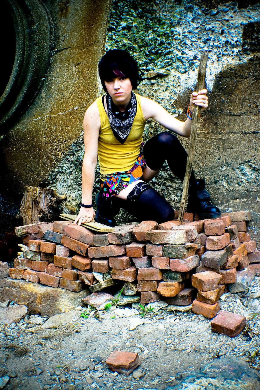 city, bricks, model, alternative, fashion, fashionista, punk HD wallpaper