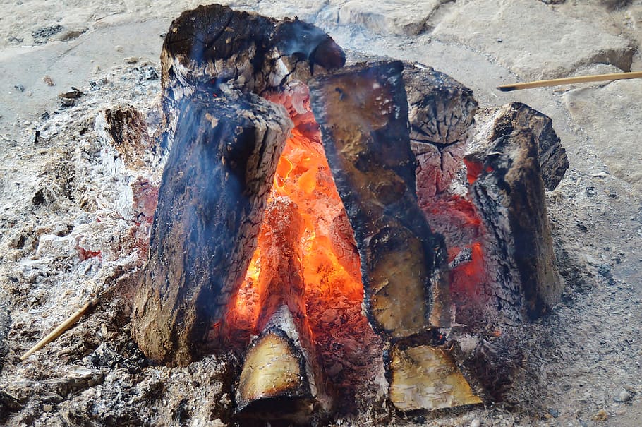 campfire, combs thread cutting, burn, hot, embers, ash, smoke HD wallpaper