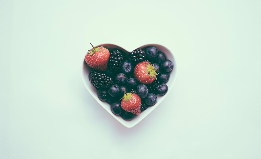 food photography of black berries and strawberries in heart shape bowl, HD wallpaper