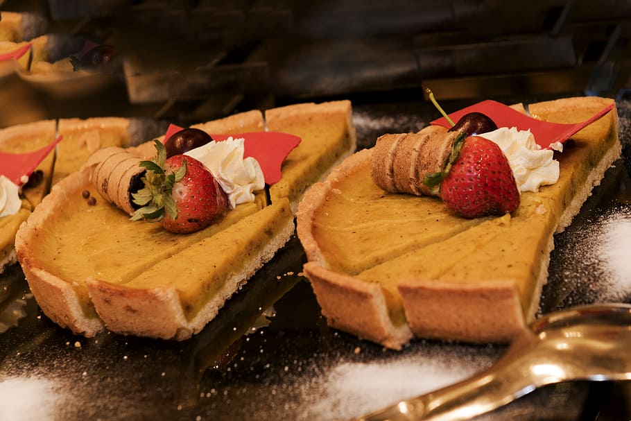 Pie With Strawberries, baked, baking, berry, bread, cake, chocolate HD wallpaper
