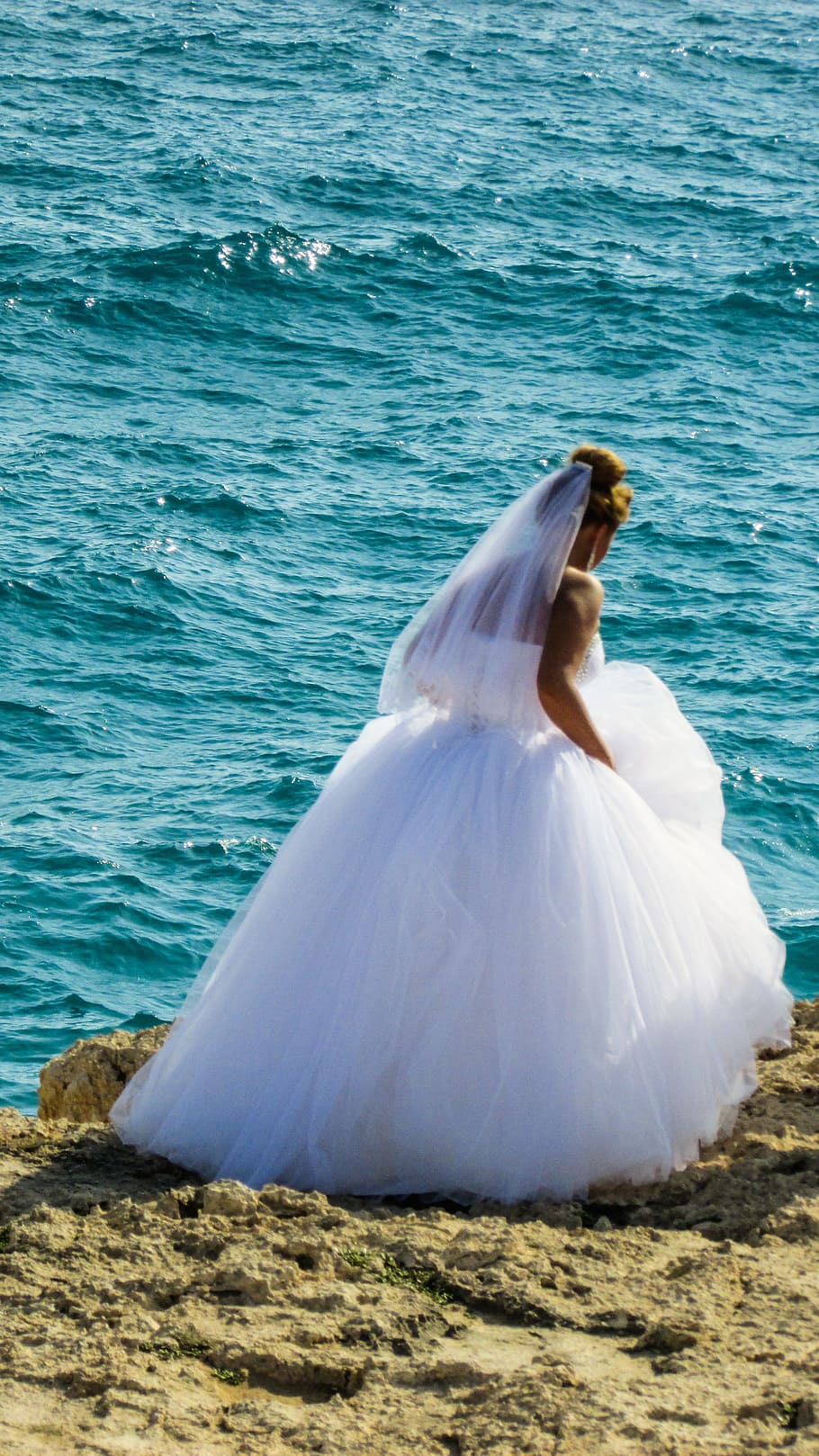 В свадебном платье на море