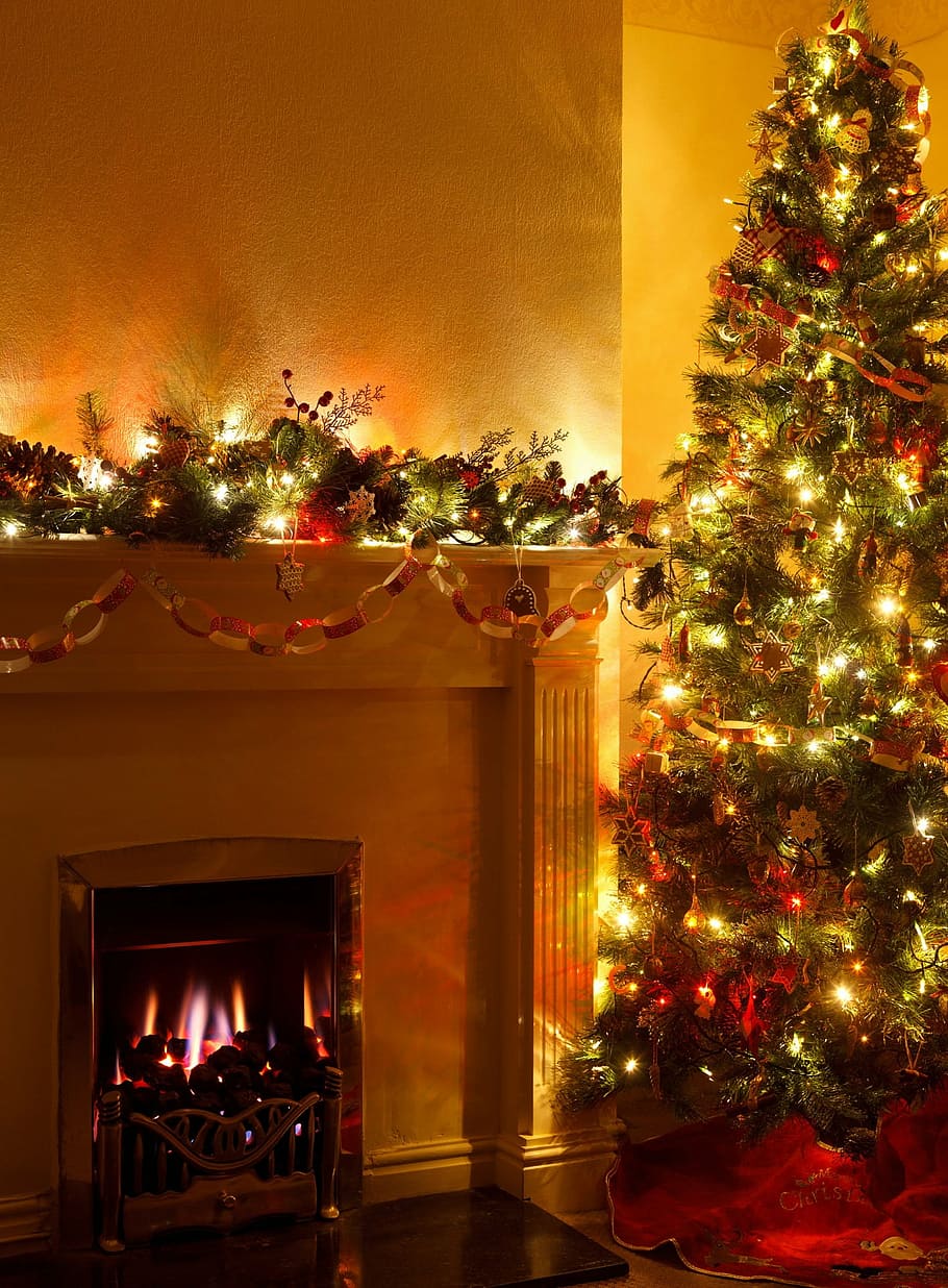 green pre-lit tree near a fireplace, cozy, december, decoration, HD wallpaper