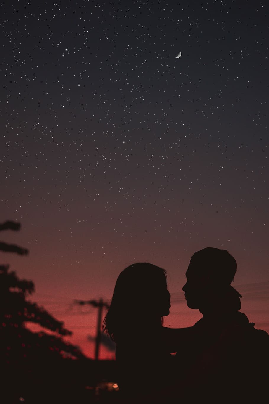 silhouette of woman hugging mna under starry night sky, silhouette of couple hugging under starry night, HD wallpaper