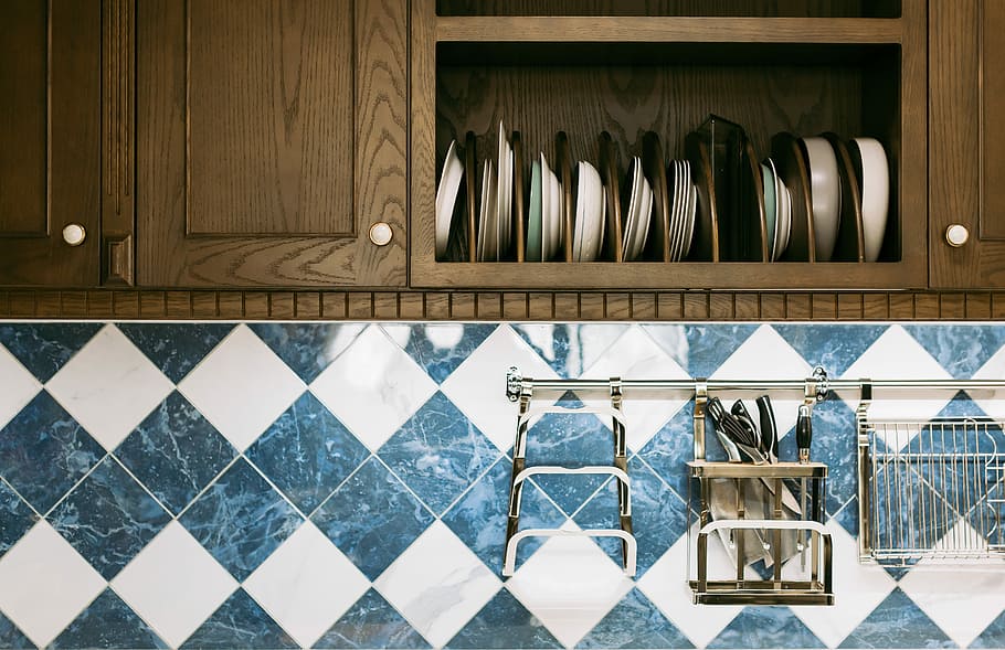 organized plate in kitchen cupboard, dinnerware on cabinet, tile HD wallpaper