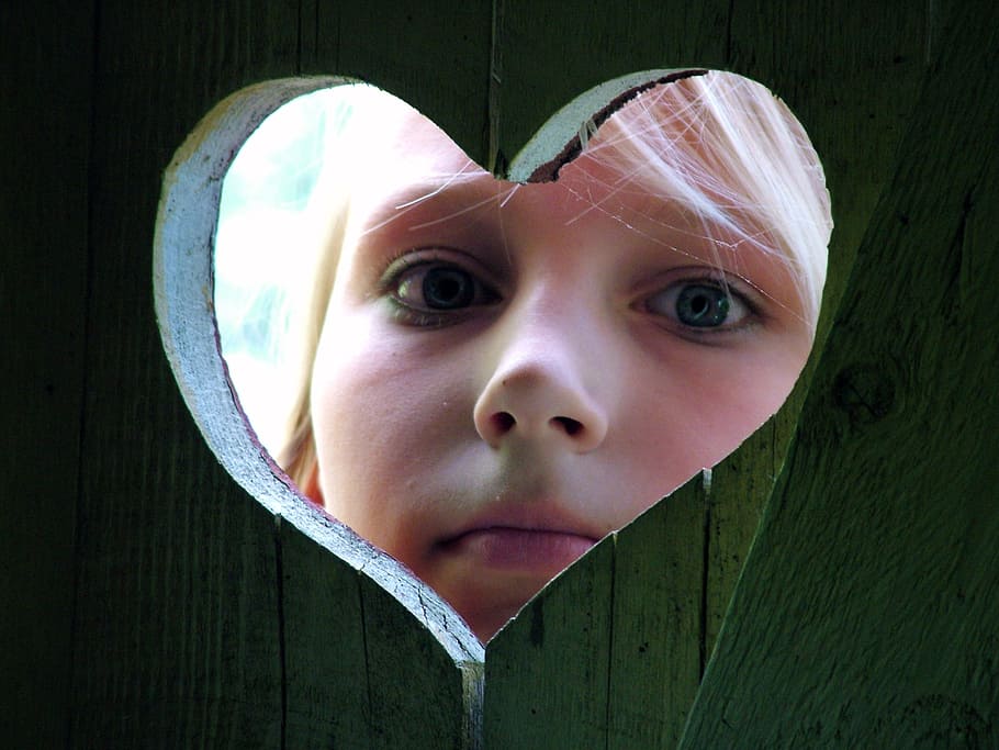 closeup photo of girl peeping on heart hole, opening, face HD wallpaper