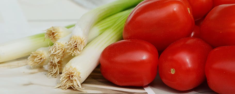 tomatoes, spring onions, vegetables, healthy, vitamins, frisch HD wallpaper