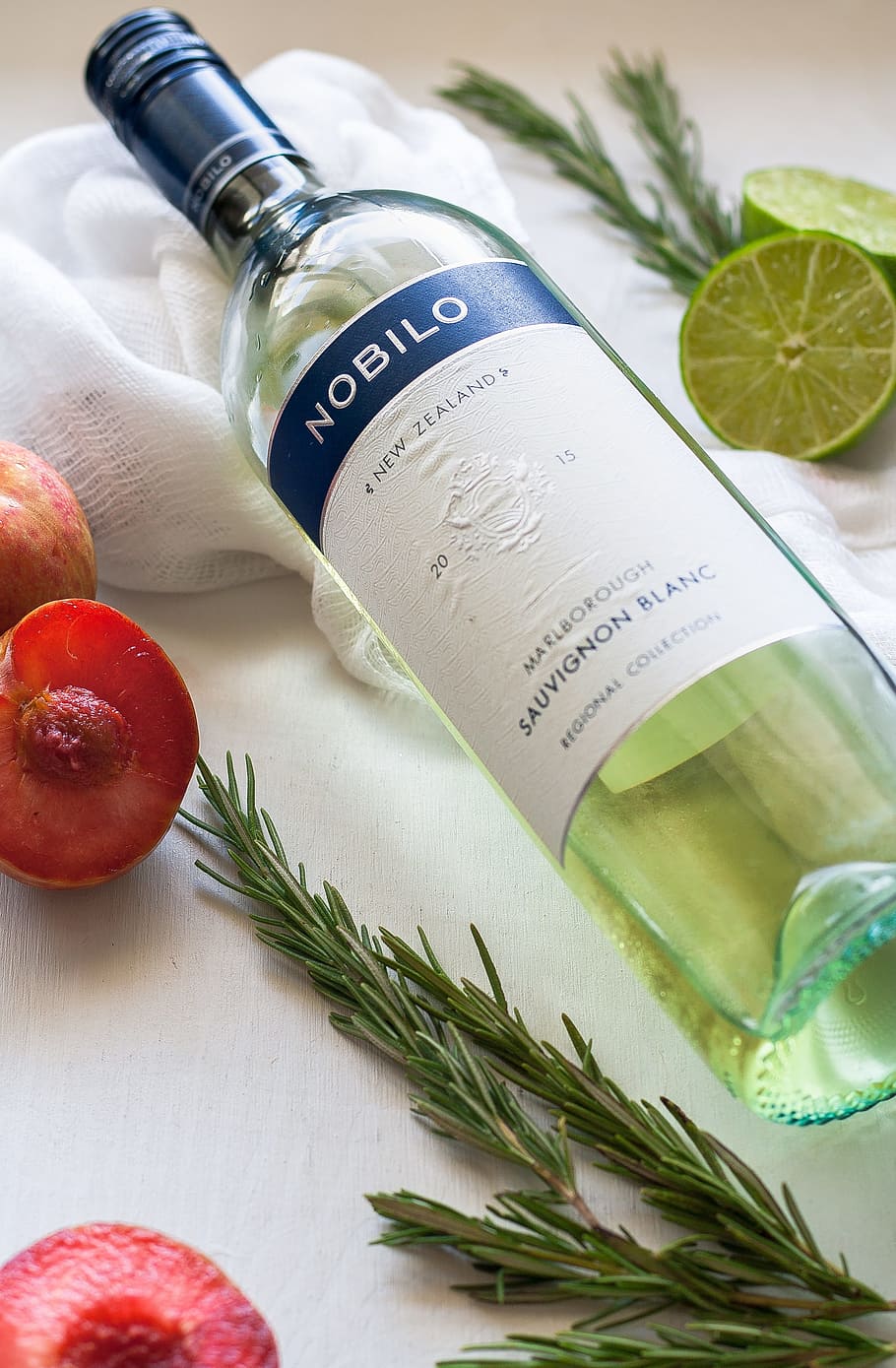 Nobilo sauvignon blanc wine bottle, white, lemons, plums, alcohol HD wallpaper