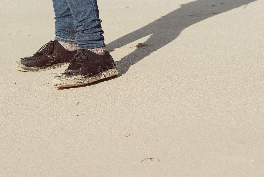 person wearing black-and-white low-top sneakers on sand, person wearing black low-top sneakers HD wallpaper