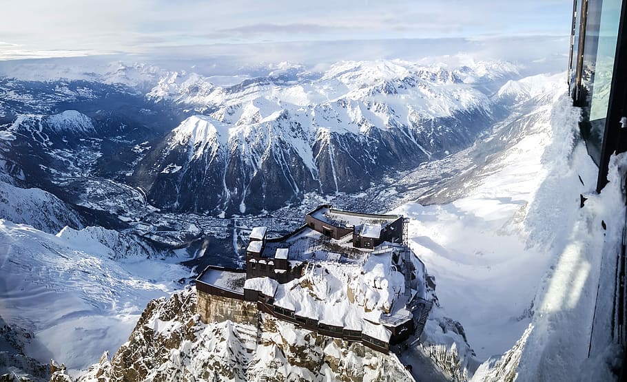 aerial photo of house covered with snow near snow cap mountain at daytime, mountain covered of snow HD wallpaper