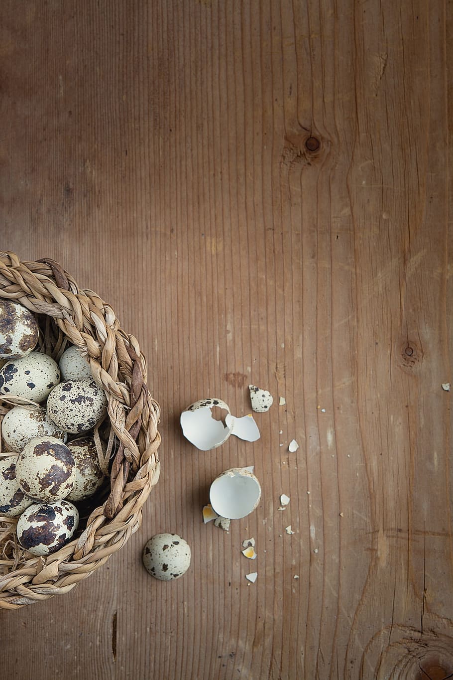 brown wicker basket, quail eggs, small eggs, fragile, broken HD wallpaper