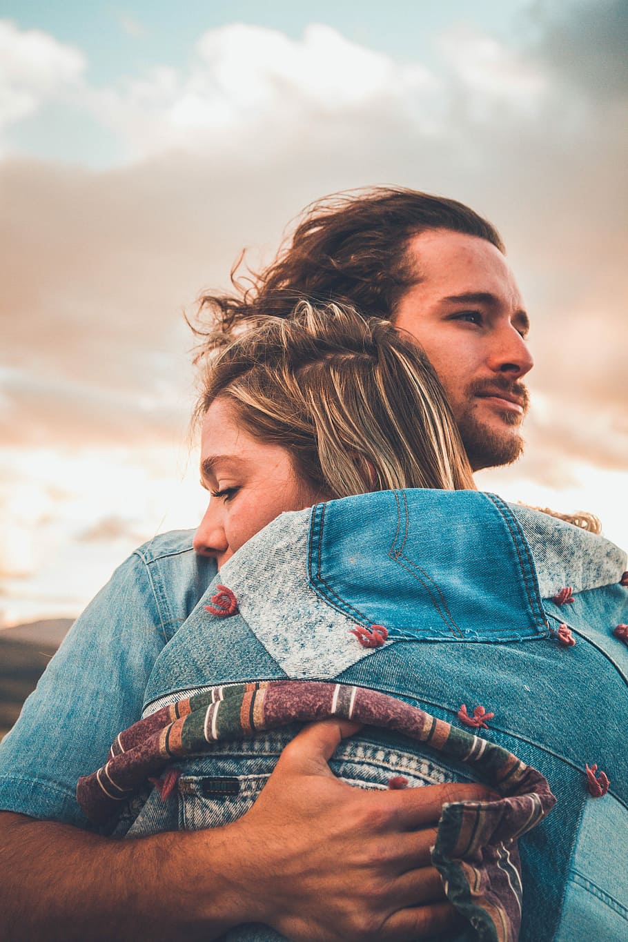 1082x1922px | free download | HD wallpaper: selective focus photography of  couple hugging, man hugging woman | Wallpaper Flare