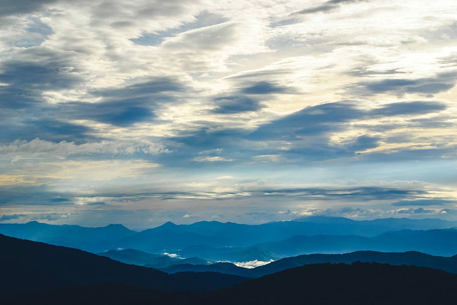 silhouette of mountains under sea clouds, aerial view of mountains during daytime HD wallpaper