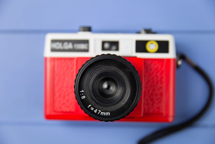 Overhead shot of a red retro camera, technology, camera - Photographic Equipment HD wallpaper