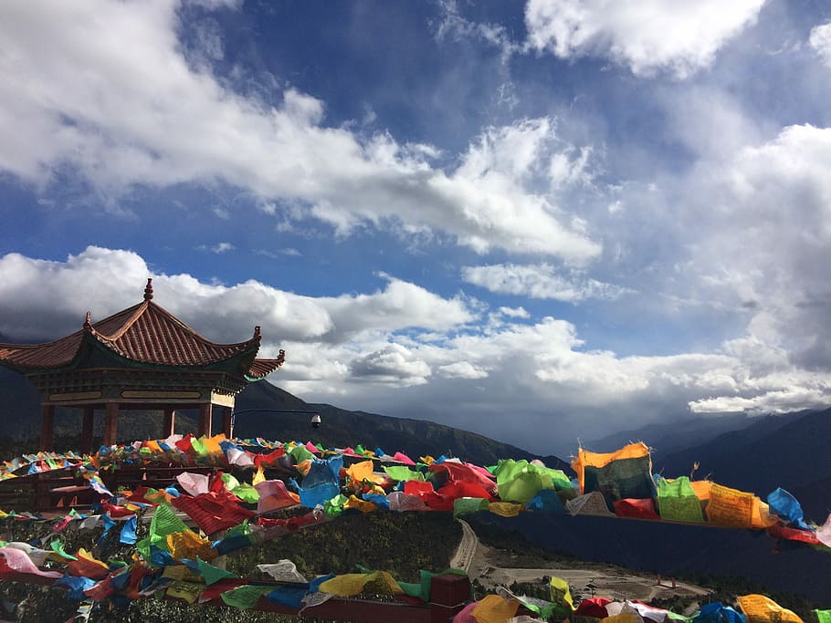 Meli snow mountain, white temple with lots of assorted-color flags HD wallpaper
