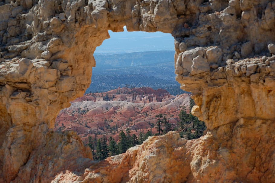 closeup photo of arch rock, landscape photography of brown mountain range during daytime HD wallpaper