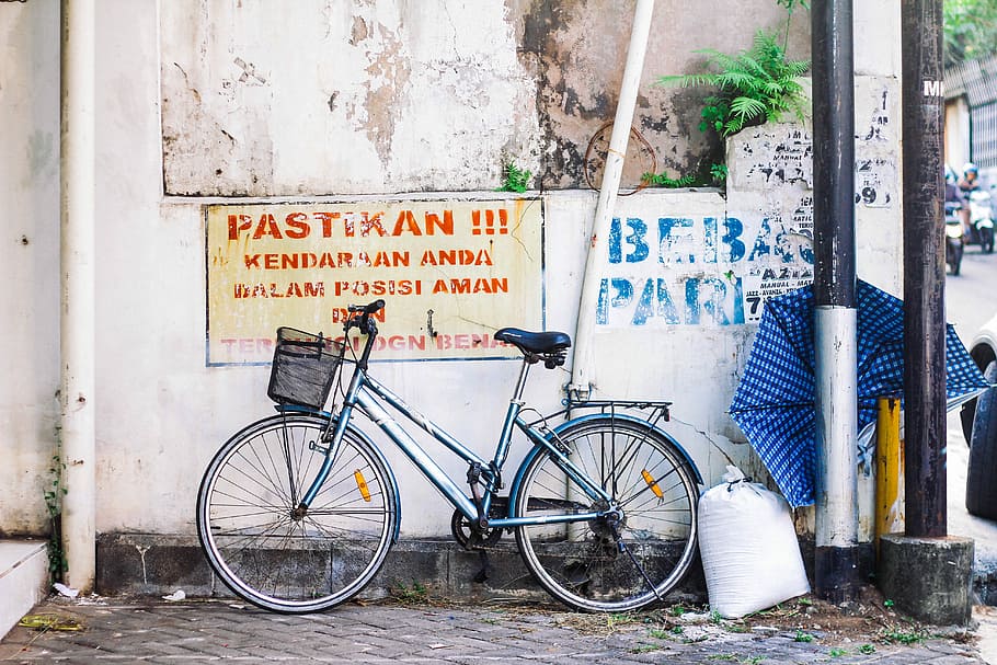 blue bicycle near wall, blue city bike on gray concrete ground, HD wallpaper