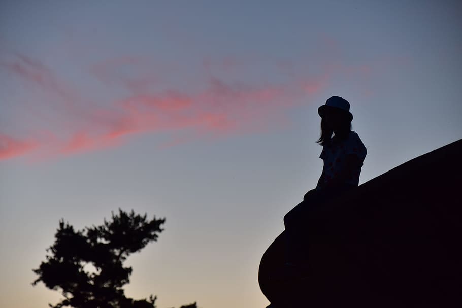 silhouette of woman sitting, sunset, backlighting, minimalist HD wallpaper
