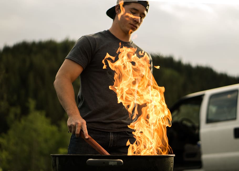 man grilling near white vehicle, man standing in front of charcoal grill HD wallpaper