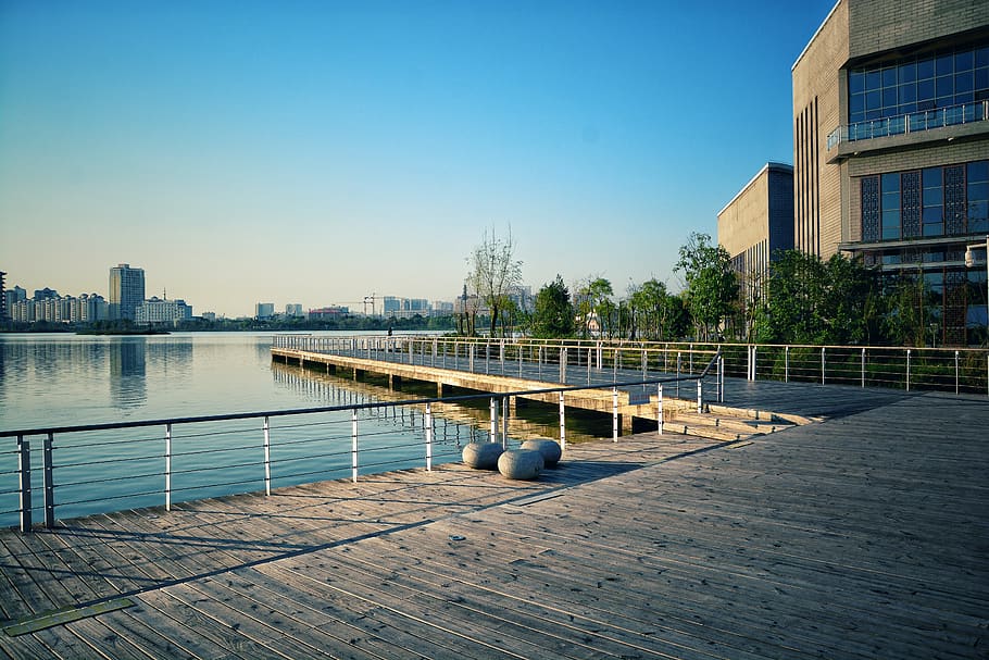 Modern river. Breeze город. Здание у воды блики фото. Высотки у воды.