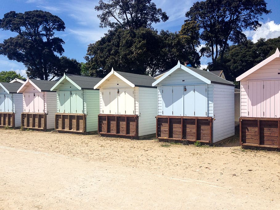 beach, huts, summer, pastel, wooden, seaside, english, vintage HD wallpaper