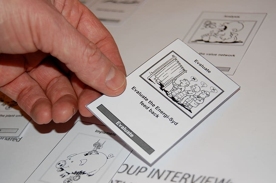 person Holding evaluate card, hand, feedback, survey, game HD wallpaper