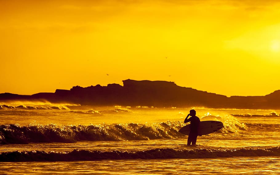man holding surfboard during sunset, surfer, ocean, beach, surfing HD wallpaper
