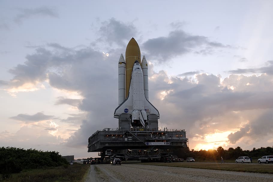 white space shuttle, atlantis space shuttle, rollout, launch pad HD wallpaper