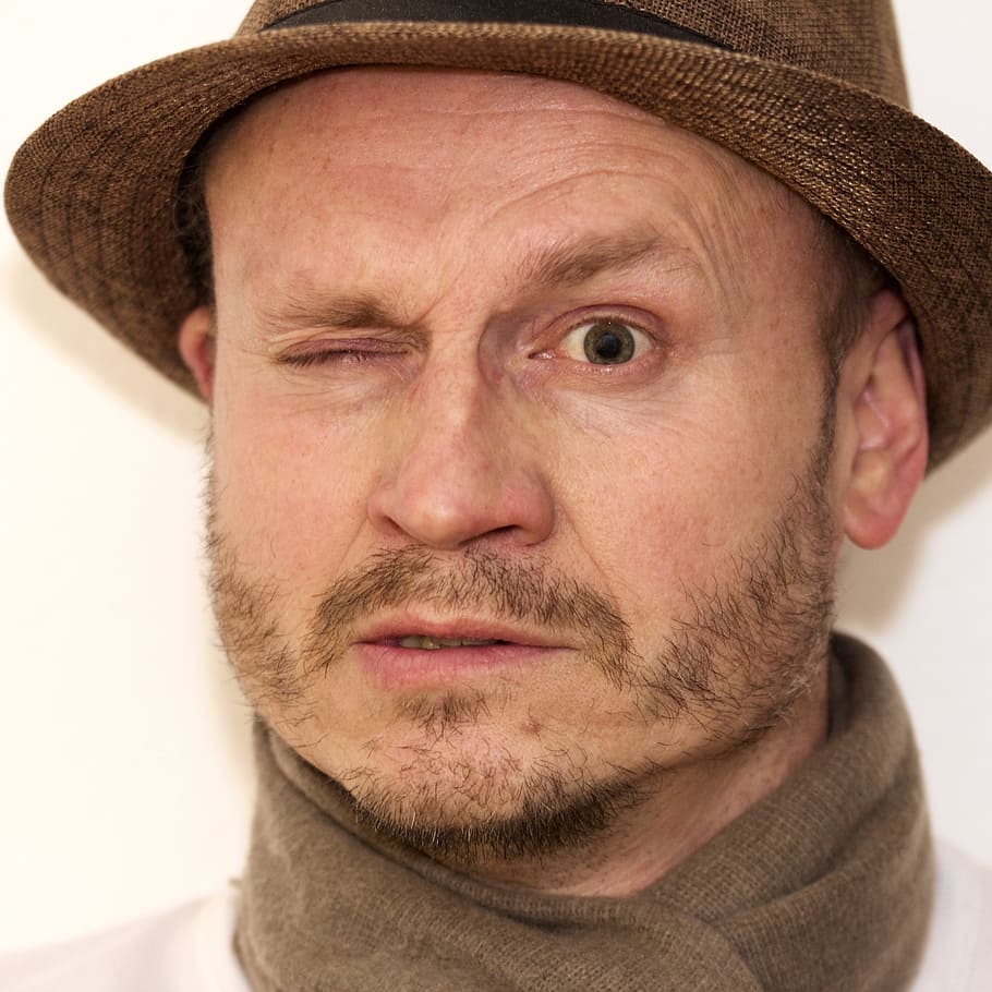 man wearing brown fedora hat, an eye, critical, male, portrait HD wallpaper