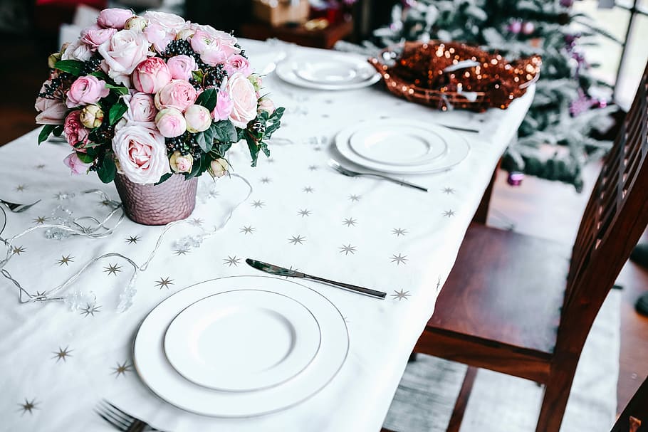 Christmas table decorations, table set, pink, holiday, glamour HD wallpaper