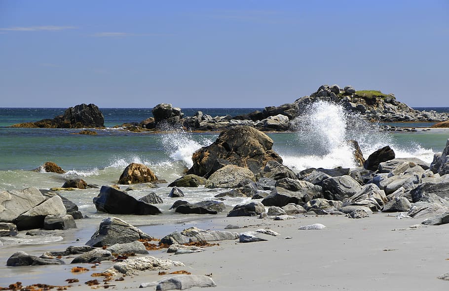 sea waves crashing on rocks under blue sky, ocean, breakers HD wallpaper