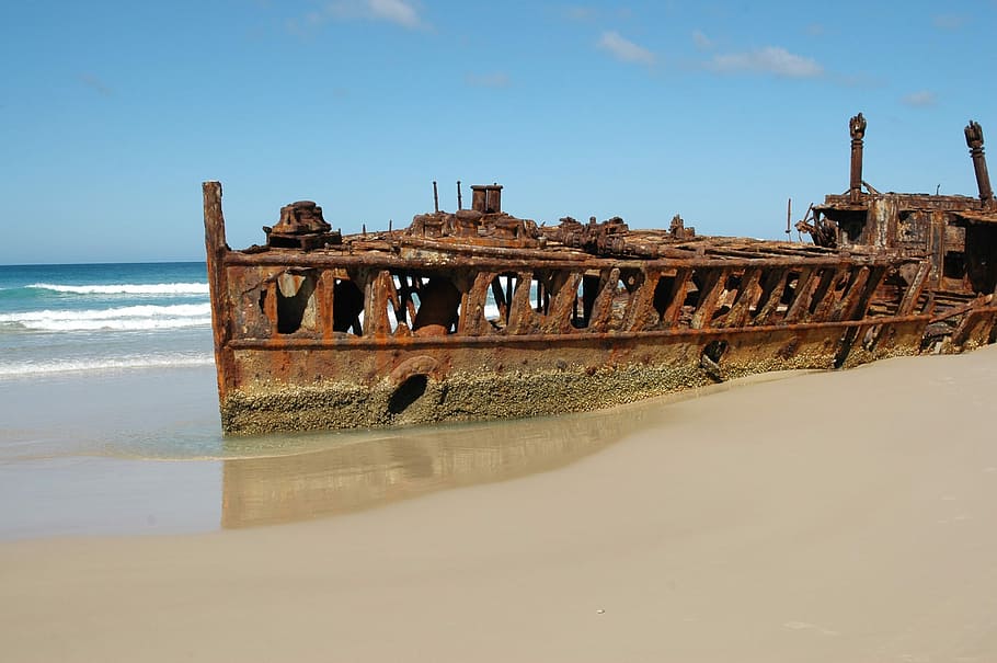 Ship wrek on Fraser island, vintage brown metal boat on seashore HD wallpaper