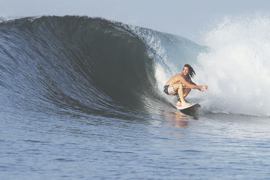 man surfing with big wave, man playing surf during daytime, photo HD wallpaper