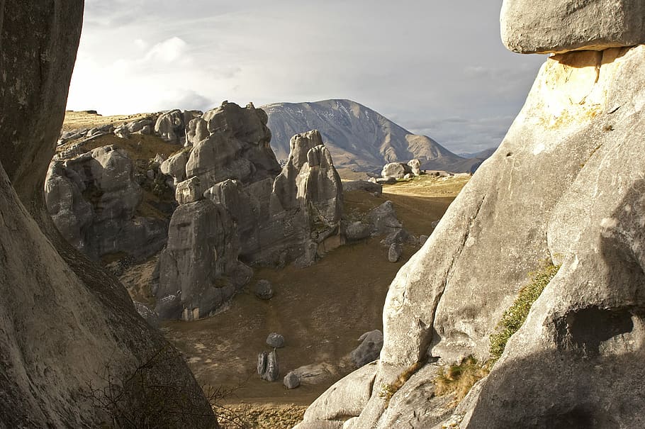 rock formation at daytime, rock formation in the middle of grass field HD wallpaper