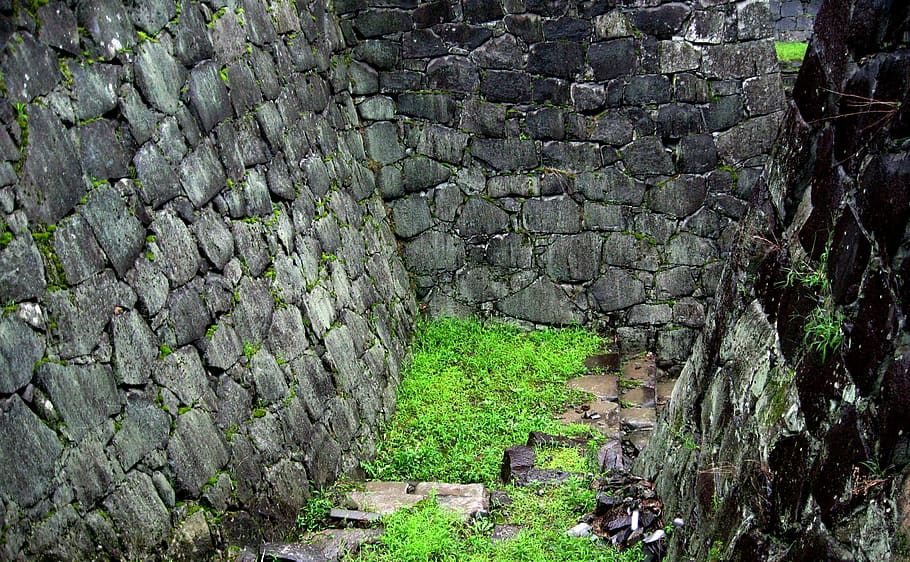 trap, rock, stone wall, moss, rough, cliff, artificial, solid HD wallpaper