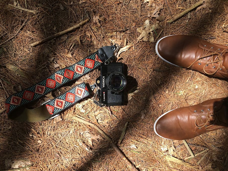 black DSLR camera on brown sand, black DSLR camera on floor, strap HD wallpaper