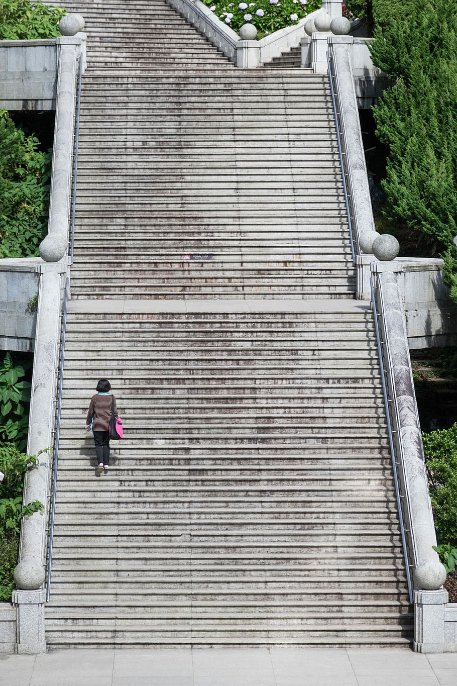 woman walking on concrete stairs, woman wearing gray jacket and pink bag walking on stairs HD wallpaper