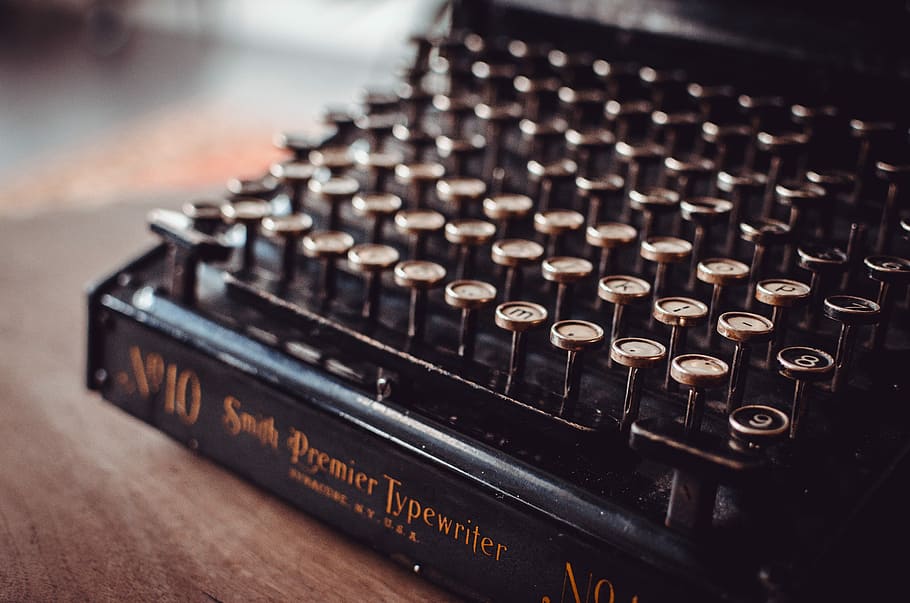 black typewriter on brown panel, selective focus of black Smith Premier typewriter HD wallpaper