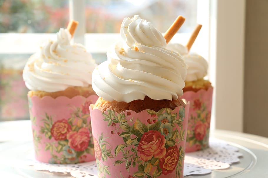 three cupcakes with white toppings, cup cake, gourmet, baking HD wallpaper
