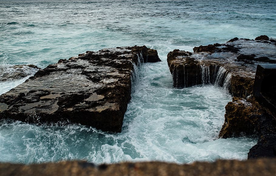 body wave of water near rocks, body of water during daytiem, ocean HD wallpaper