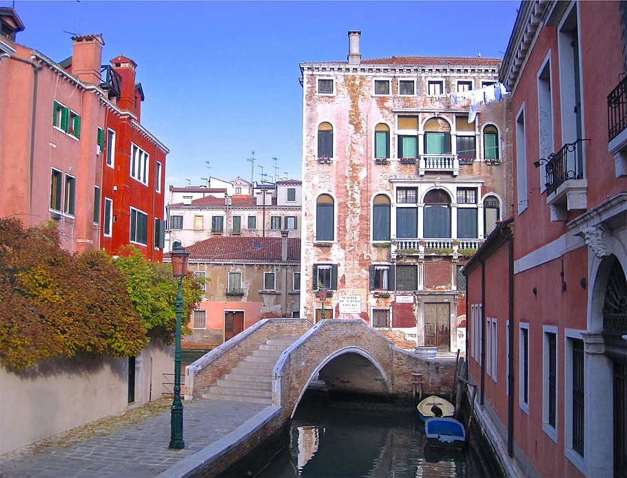 buildings, apartments, balconies, canal, water, boats, bridge, HD wallpaper