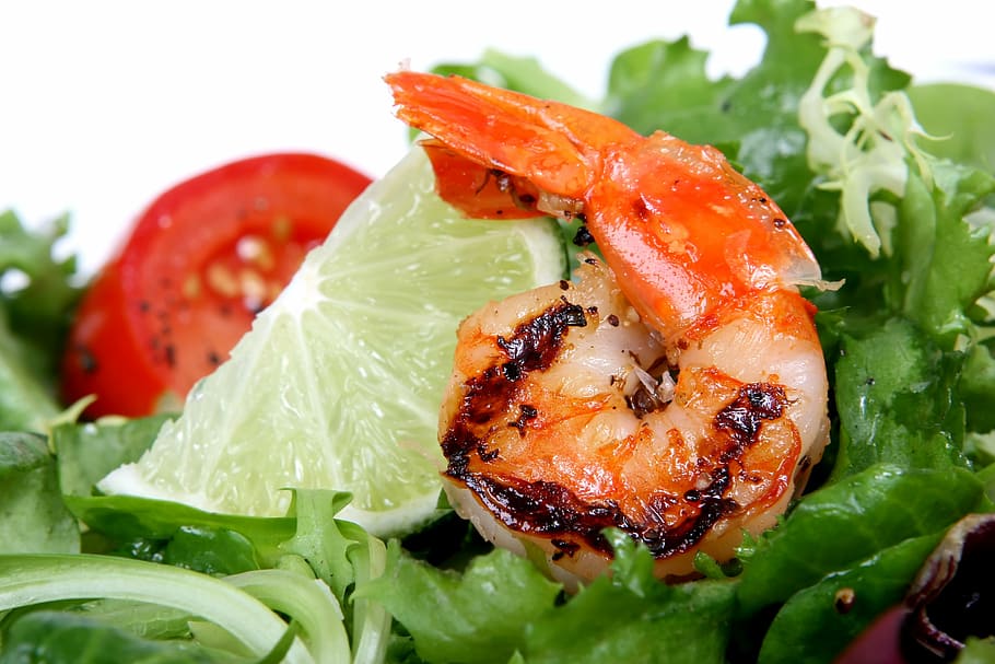 closeup photo of vegetable salad with shrimp and lemon on top HD wallpaper