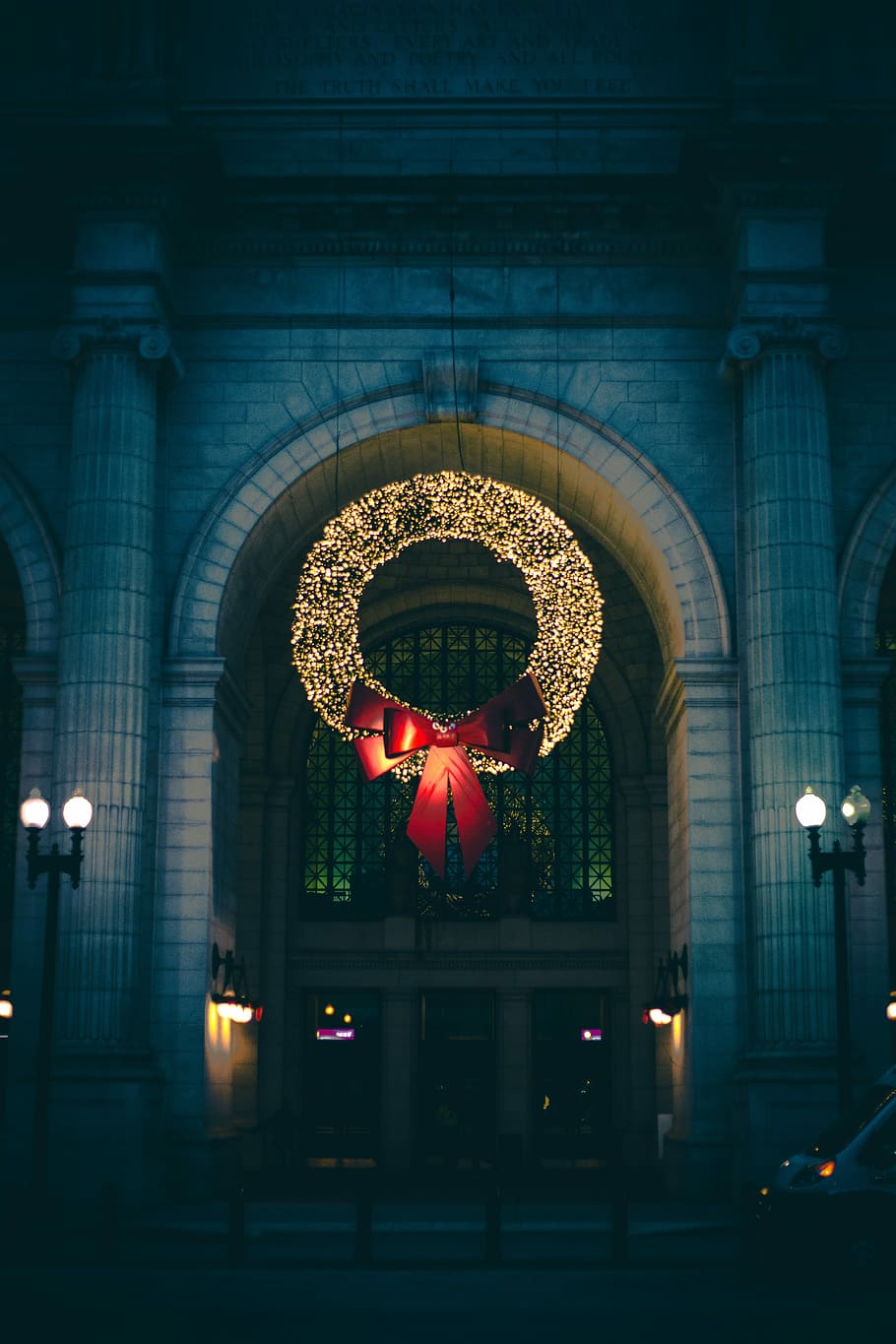 wreath with string lights hanging, lighted large ribbon wreath in front of building HD wallpaper