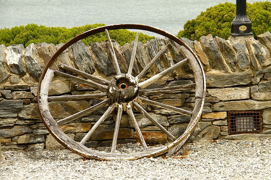 Old Wilted Wheel leaning on side, circle, public domain, spokes HD wallpaper