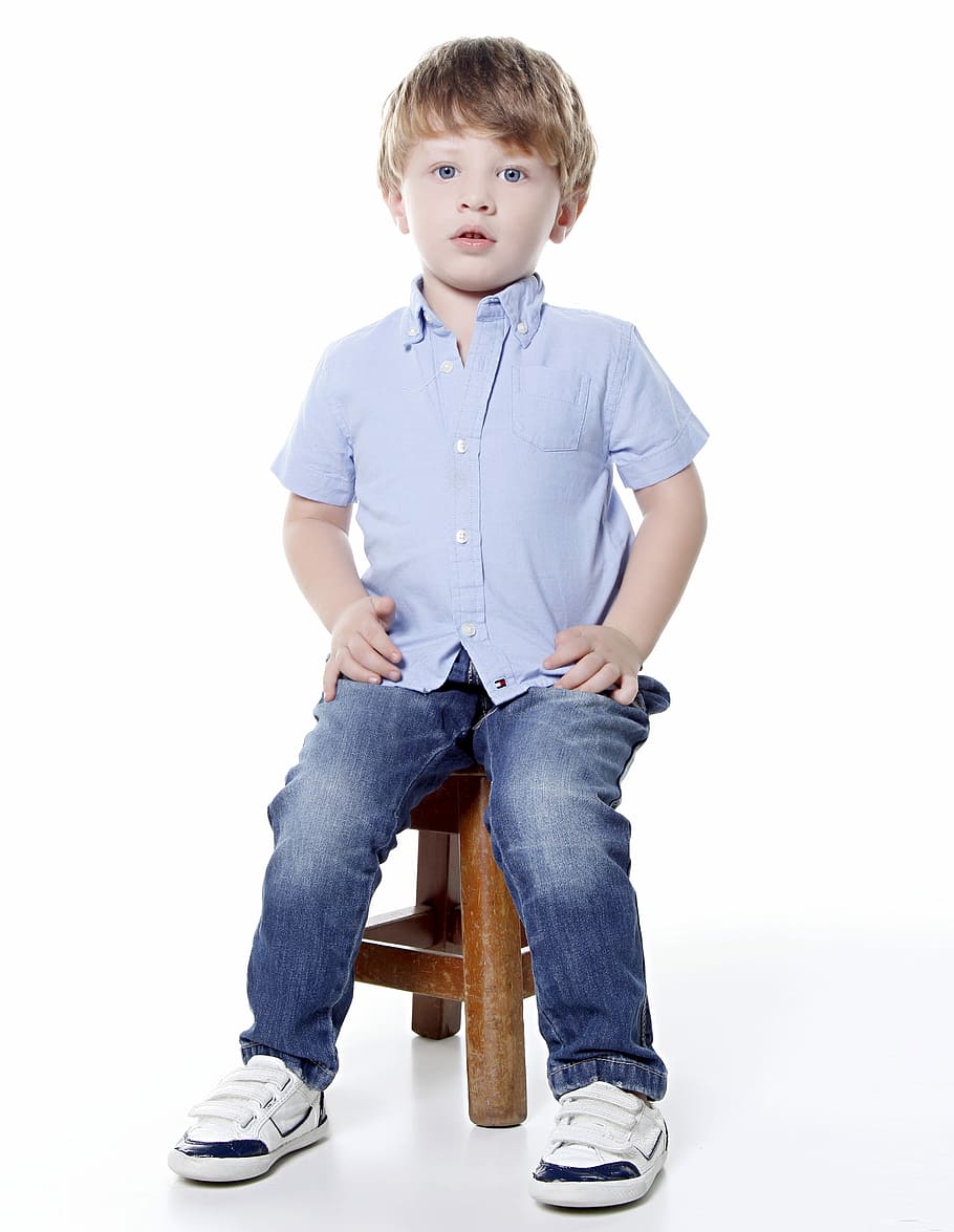 boy sitting on brown wooden stool, looking, child, cute, small HD wallpaper