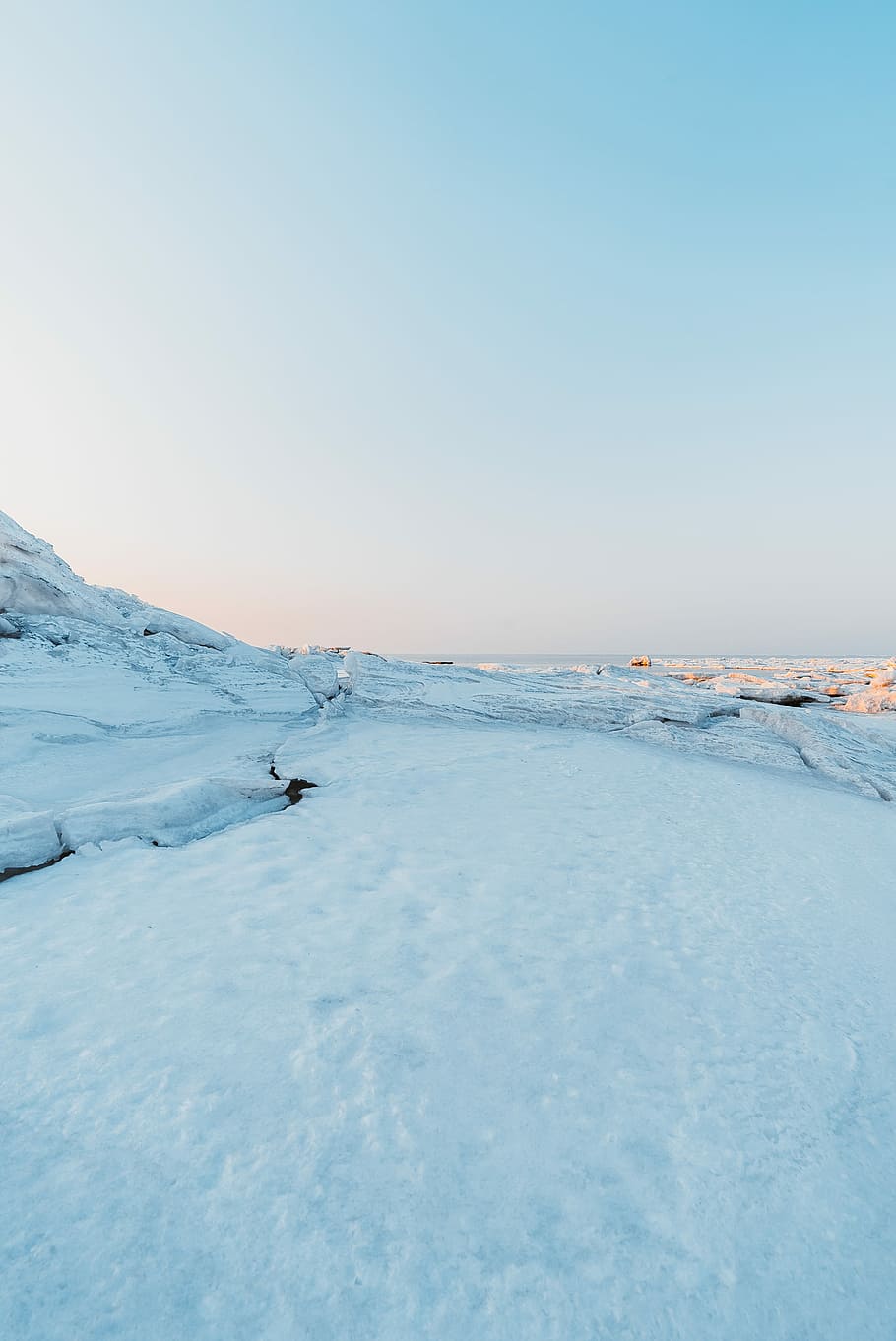 snow-covered field, snow near body of water, ice, sky, sunlight HD wallpaper